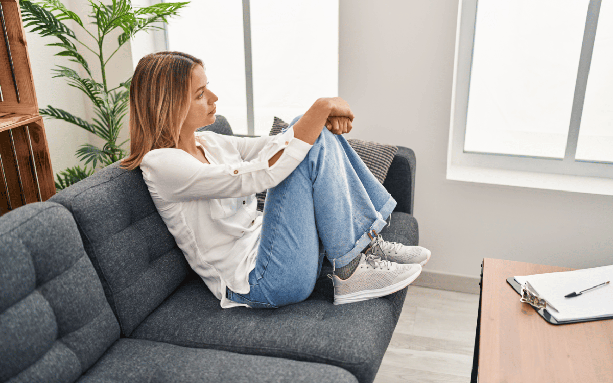 Profesional guiando sesión de autoconocimiento en centro de psicología en Barcelona
