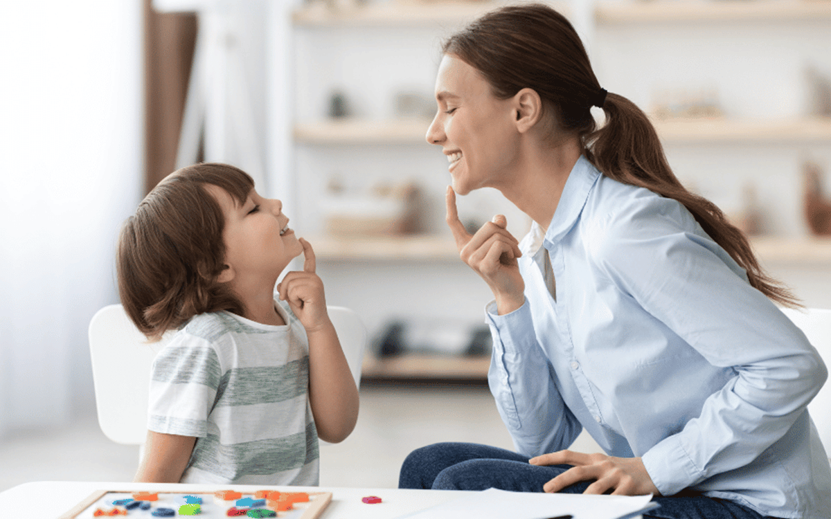 Familia trabajando en cohesión durante terapia en centro de psicología en Barcelona