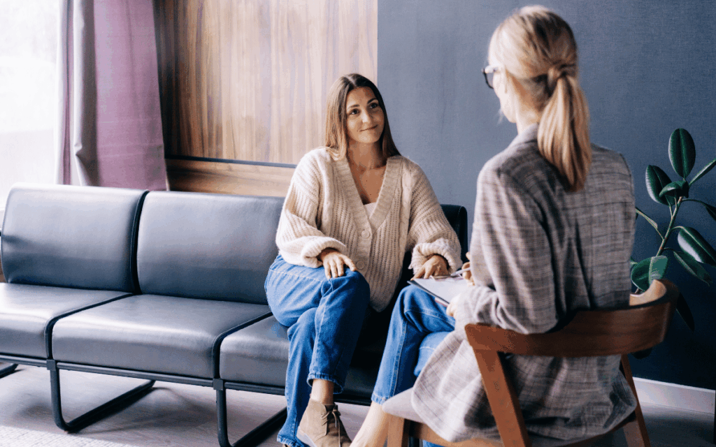 Adolescente recibiendo apoyo emocional en centro de psicología en Barcelona