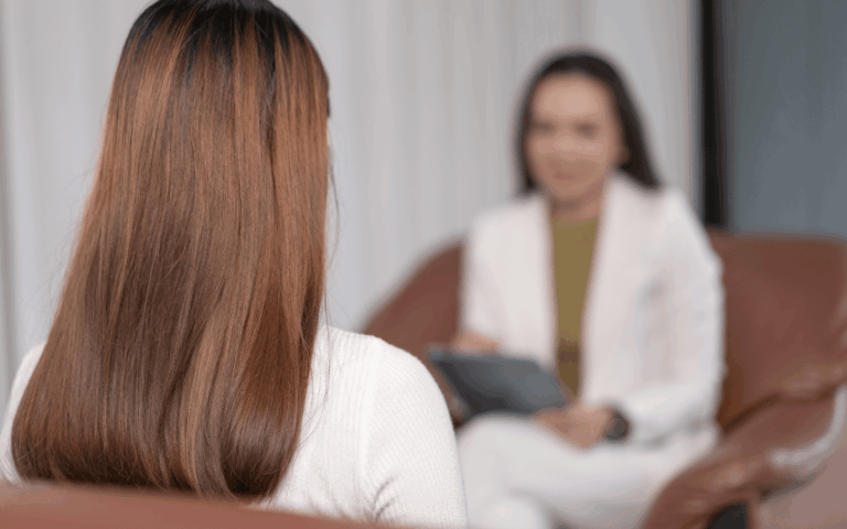 Niños y adultos participando en ejercicios de cohesión familiar en ViIassar de Mar