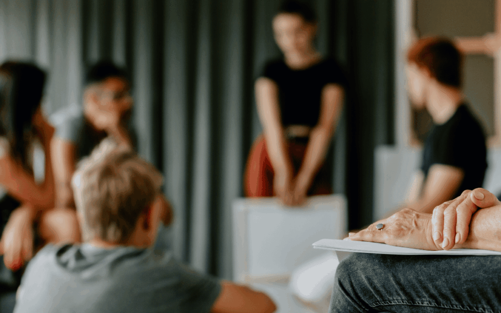 Padres e hijos comunicándose durante psicoterapia familiar en ViIassar de Mar