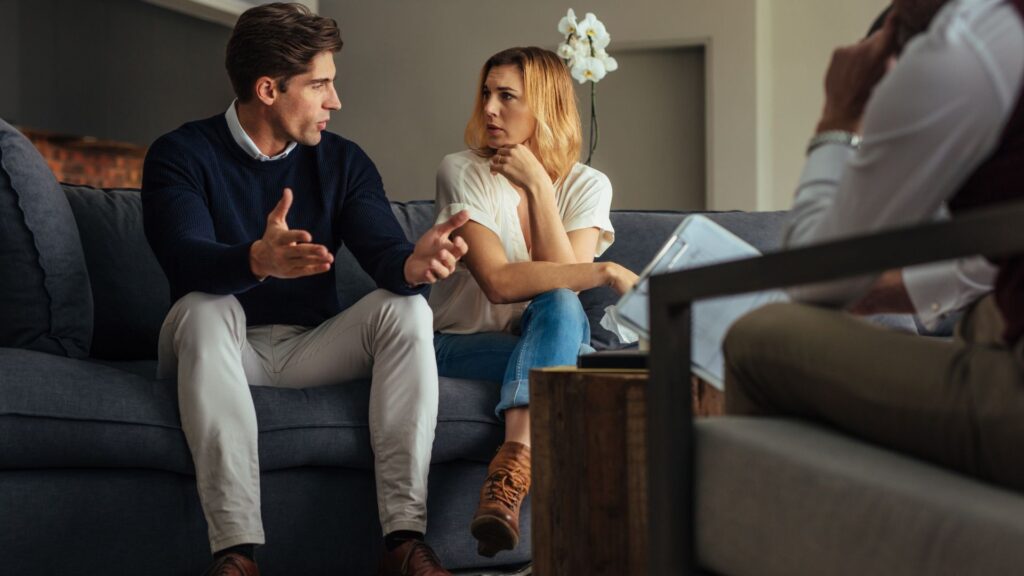 pareja en sesión de psicología de pareja